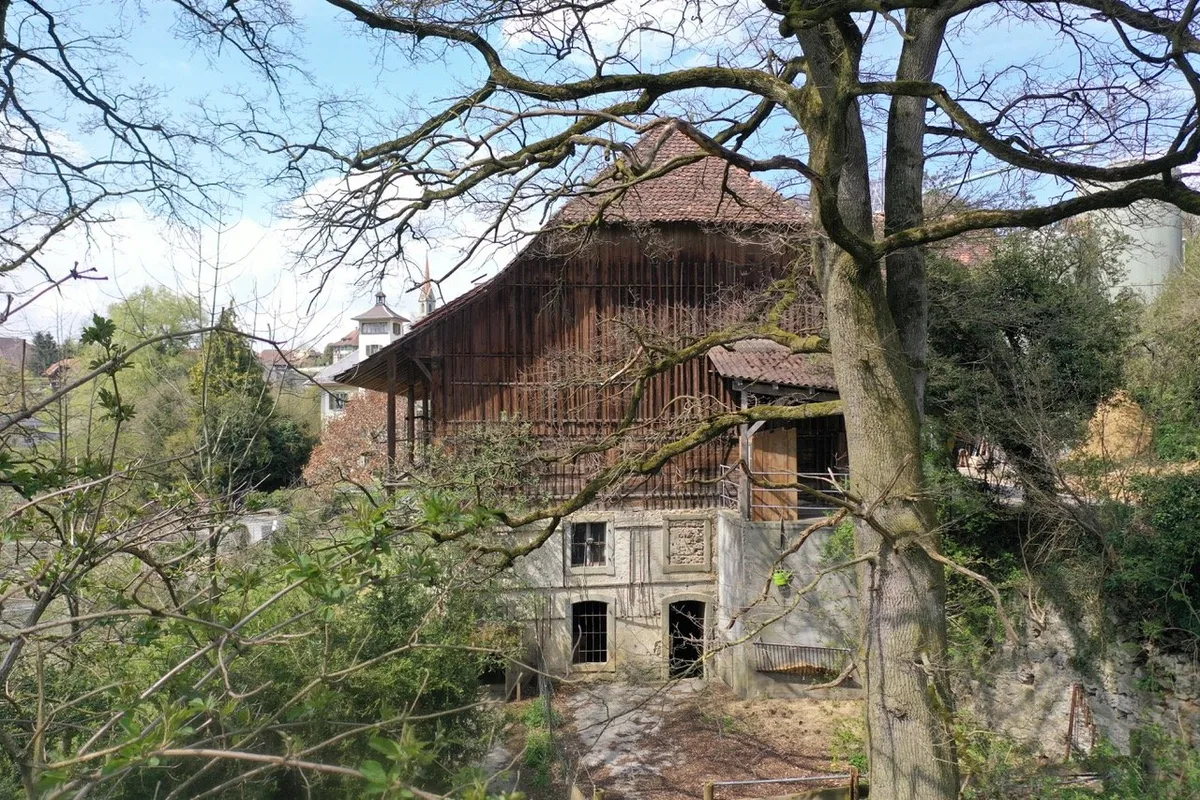 DJI_0350 Die «Schlössli-Schüür»: Ein Leuchtturmprojekt aus Kork und Lehm