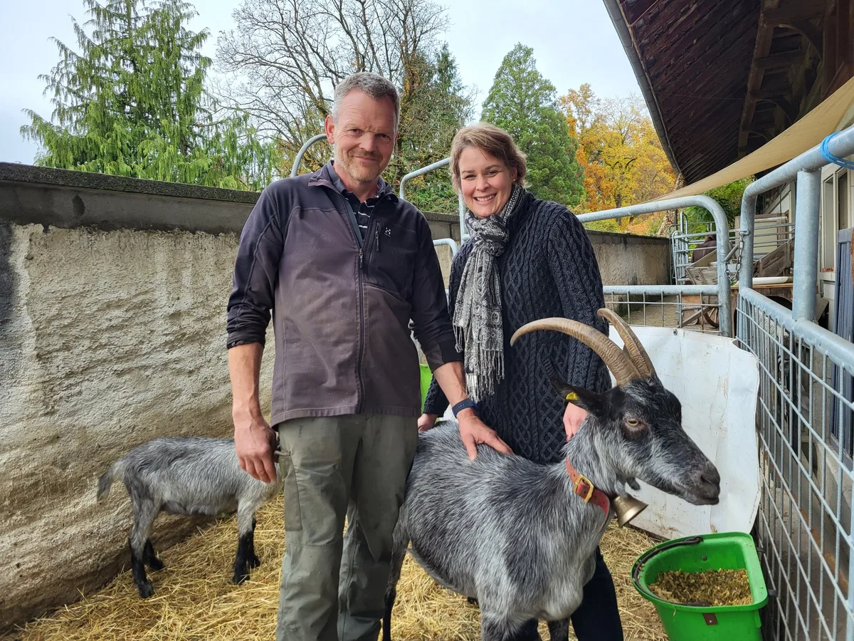 Simone_und_Walter_bei_den_Ziegen_Variante_4_Bildquelle_IreneMu__ller Ein Geschenk, das alles veränderte: Biodiversität auf dem Hof Vordermärchligen