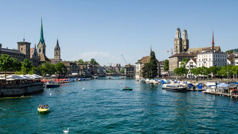 Zürich mit Limmat, Grossmünster und Fraumünster von der Quaibrücke aus gesehen
