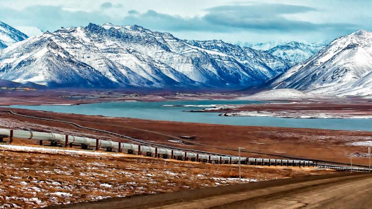Blick auf die Alaska-Pipeline und verschneite Berge