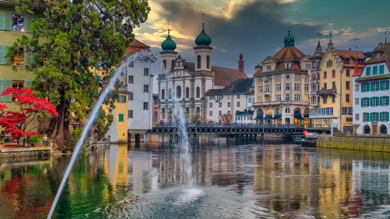 Blick von der Reuss auf Luzern