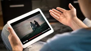 Streaming ohne Ruckeln: Weil die Kunden immer schneller und höher aufgelöste Streams verlangen, bauen die Anbieter von Streamingdiensten überdimensionierte Anlagen. Die setzen am Ende mehr CO2 frei.