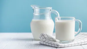 Viele Schweizerinnen und Schweizer trinken regelmässig Milch.