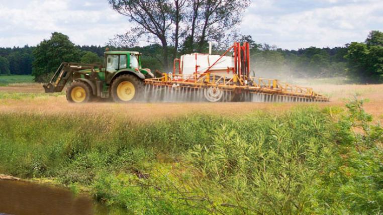 traktor-fluss.jpg