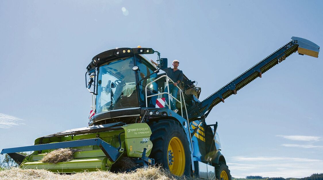 Creapaper arbeitet direkt mit Landwirtinnen und Landwirten zusammen – sie mähen den Rohstoff für die Verpackungen.
