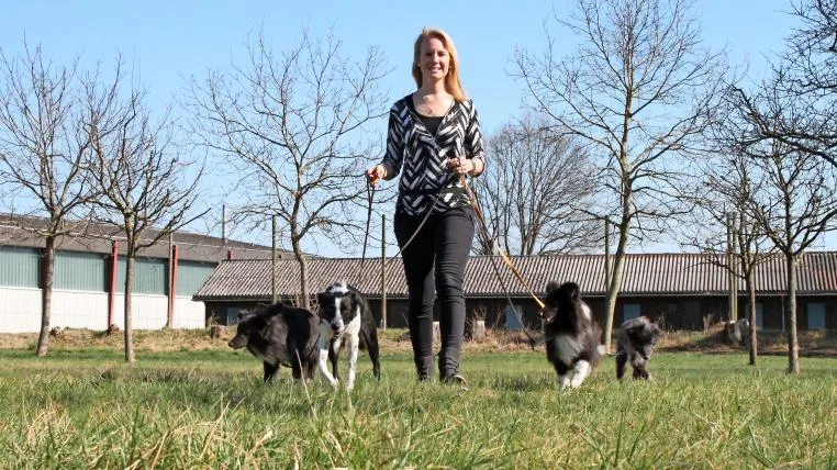 e83eee6a41defe4fc7c4d9cb2a1d8669e9ede9d4 Claudia Schmid mit ihren Hunden