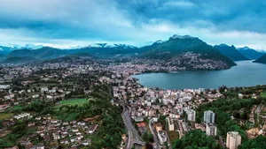 Dass die Zersiedelung – wie hier in Lugano – in der Schweiz nicht weiter fortschreitet, will die Zersiedelungsinitiative.