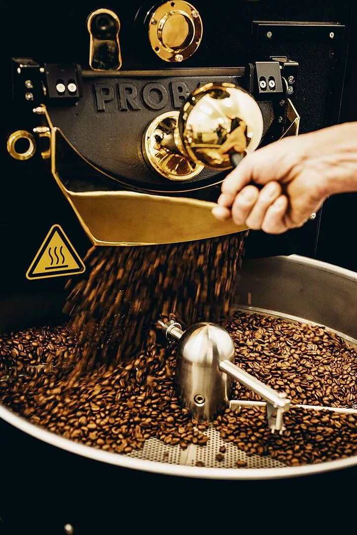 5f311ef1e1dfd5ff59a29a05d806be7315942435142f2688d91cf227e2a09c6c Das Rösten von Kaffeebohnen entscheidet über den Geschmack des schwarzen Volksgetränks.
