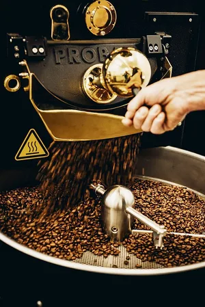Das Rösten von Kaffeebohnen entscheidet über den Geschmack des schwarzen Volksgetränks.
