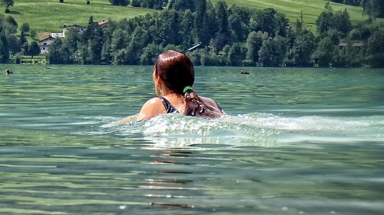 Schwimmerin im See