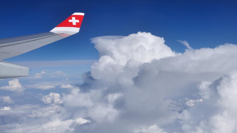Swiss-Flugzeug in den Wolken