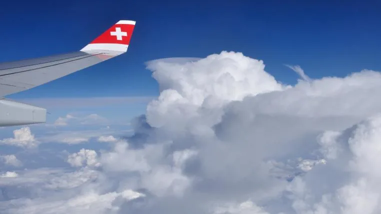 6e9d8a93f85bd3db0ba009944b72a49a8758b250 Swiss-Flugzeug in den Wolken