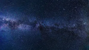 Die Milchstrasse am sternklaren Himmel.