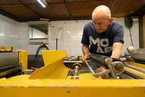 Bernhard Kohli bei der Arbeit: Er schaut, dass die Wachsplatten richtig gegossen werden.