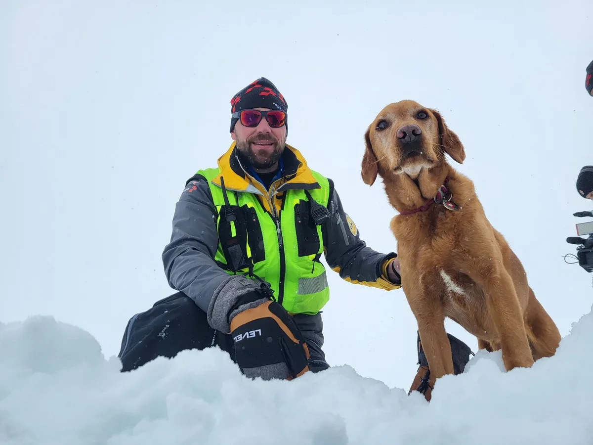 Die_Rettungshundeteams_üben_sehr_viel_im_Schnee___Irene_Müller So trainieren Lawinenhunde für den Ernstfall