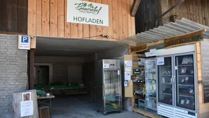 Wegen der gesteigerten Nachfrage aufgrund der Corona-Krise haben Nicole und Godi Werffeli aus Weiningen ZH auf ihrem Hof einen Openair-Laden eingerichtet.