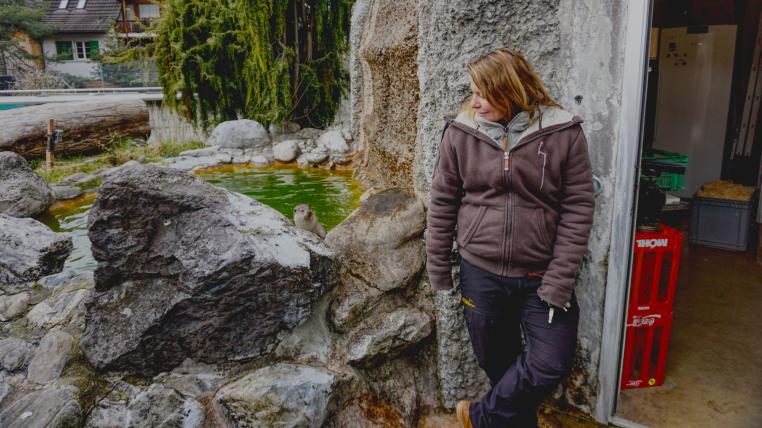 Flavia Schuler vor dem Fischottergehege in Männedorf ZH
