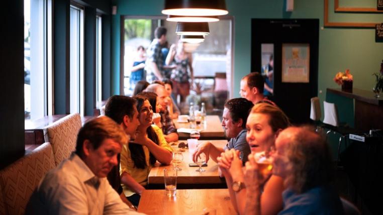 Menschen beim Apero in Restaurant