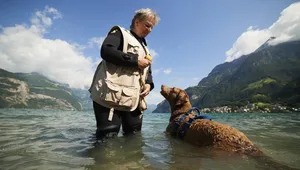 Ruth Aebi mit ihrer Chesapeake-Bay-Retriever-Hündin Moon im Urnersee.