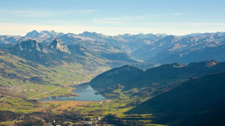 Blick auf den Lauerzersee mit Alpenpanorama