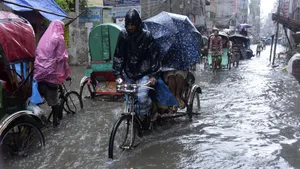 Ein Rikshafahrer kämpft sich durch eine Überschwemmung in Dhaka, Bangladesh, im Juni 2017.