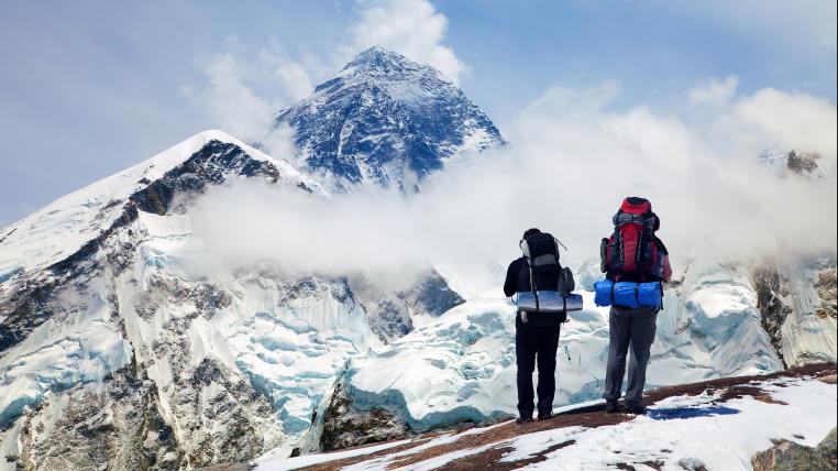 Touristen schauen auf den Mount Everest