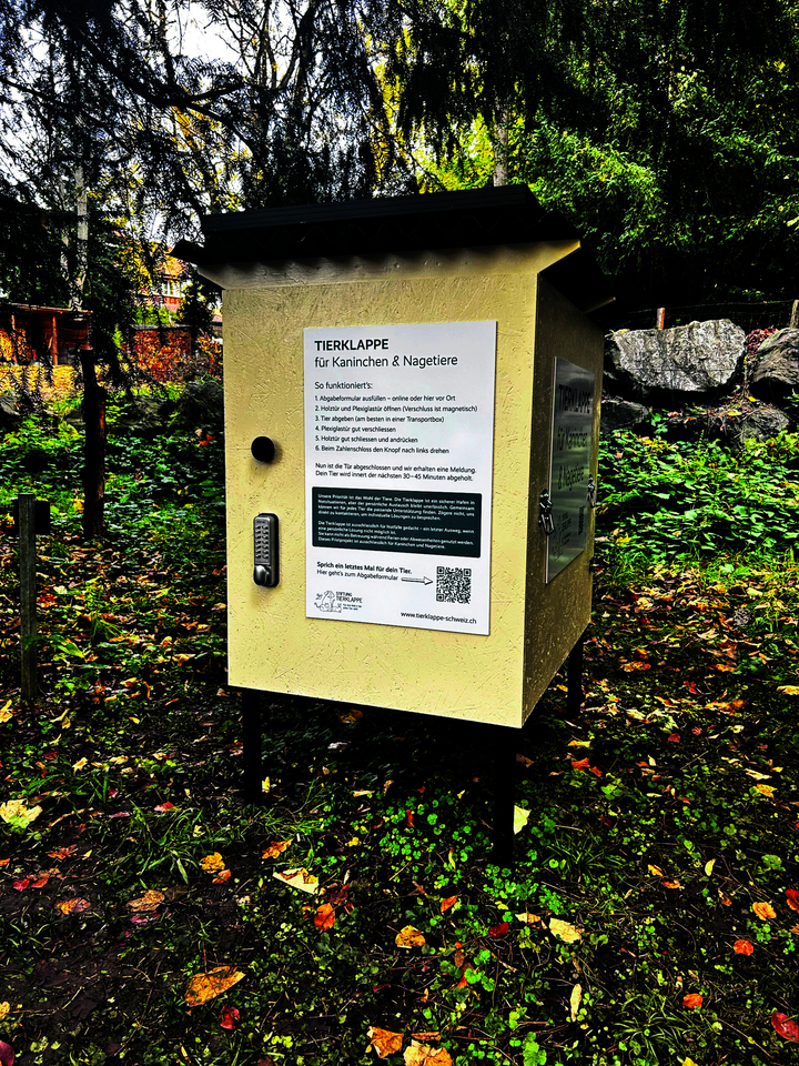 In dieser Klappe im Berner Oberland können anonym Kleintiere abgegeben werden.