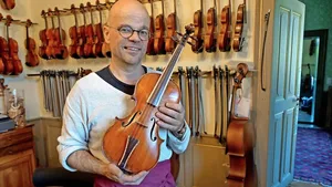 Geigenbauer Stephan Schürch mit einer Barockviola, die mit Schafsdarmsaiten bespannt ist.