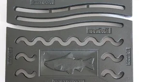 Dieses Ablaufgitter soll die Bevölkerung darauf aufmerksam machen, dass hier entsorgtes Abwasser den Lebensraum von Fischen zerstört.