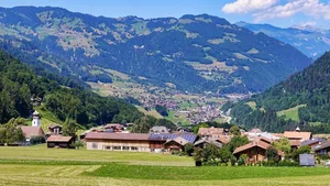 Besonders betroffen sind unter anderem die Wälder im Prättigau – hier das Dorf Fideris.