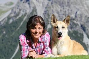 Monika Fasnacht mit ihrem 14-jährigen Hund Filou.