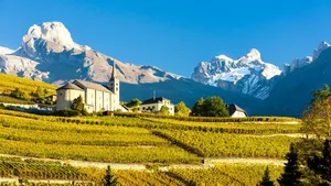 Mit Hochdruck gepumptes Leitungswasser soll in Walliser Weinbergen dem Unkraut den Garaus machen.
