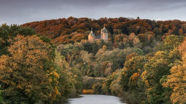 53423a31218347a8d83f20889aa433d122995eb2 Castell Coch, das Rote Schloss, am Rande von Cardiff, Wales, im Herbst