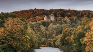 Castell Coch steht in einem wunderschönen Wald am Rande von Cardiff, Wales. So wie dort soll es in Zukunft grossflächiger im Land aussehen.