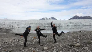 Teilnehmerinnen und Teilnehmer des Swiss Arctic Projects (Jasmin Huser, M., Joëlle Perreten, r.) bei einem Landgang in Spitzbergen: «Man darf seinen Followern auch einfach einmal erzählen, wie schön es in der Arktis ist. »