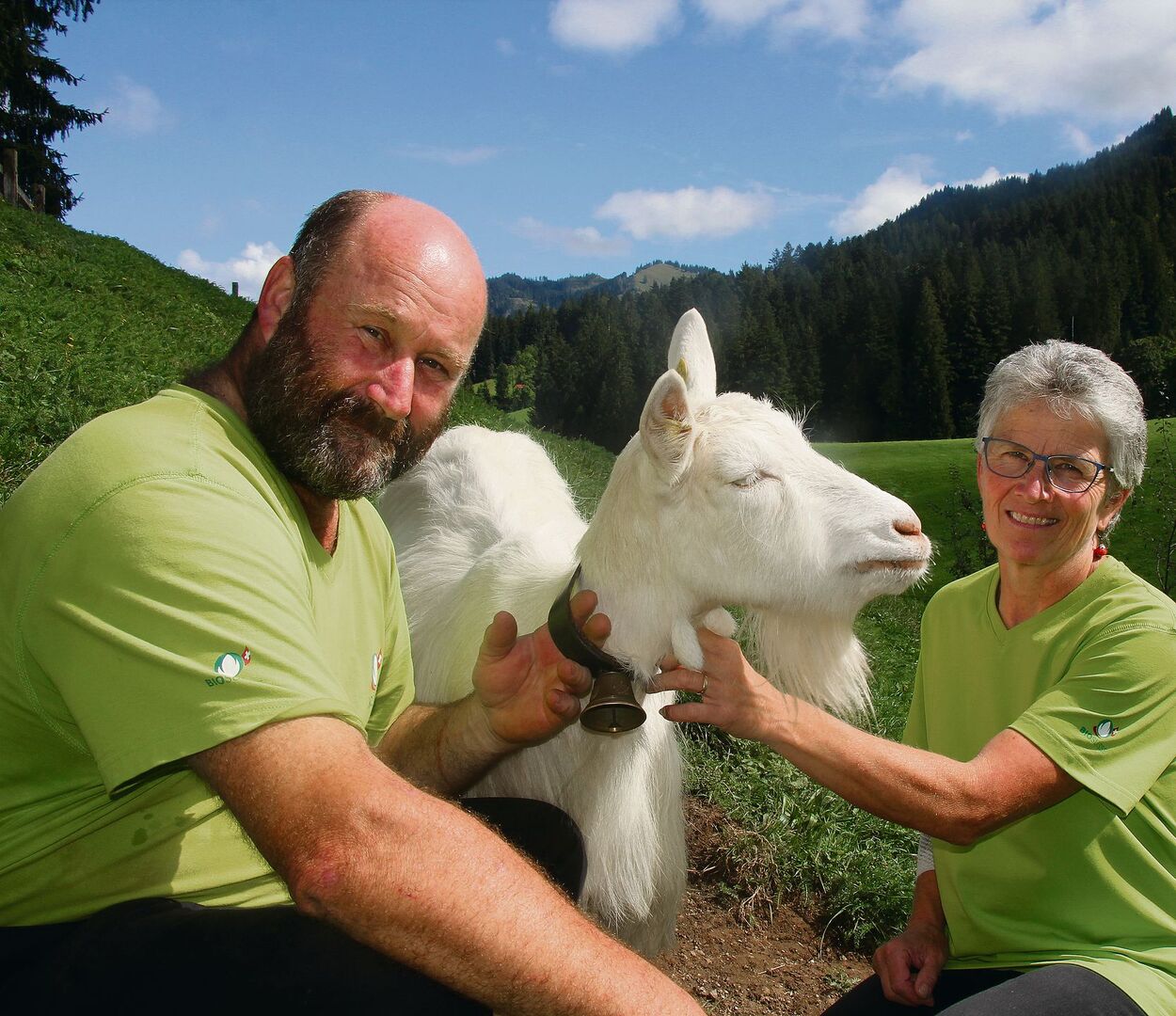 Beat und Kathrin Gerber mit ihrer Appelzellerziege Zilla. Die Kuh der raren Rasse Rätisches Grauvieh auf der Weide des Arche-Hofs Schangnau (unten links).