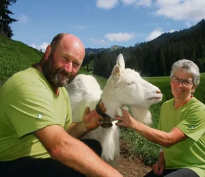Beat und Kathrin Gerber mit ihrer Appenzellerziege Zilla.