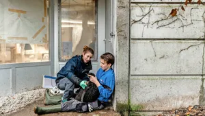 Die Tierärztin Maria Luisa Vellasco Gallego entnimmt dem jungen, von Tierpflegerlehrling Noel Pritz fixierten Königspinguin Blut.