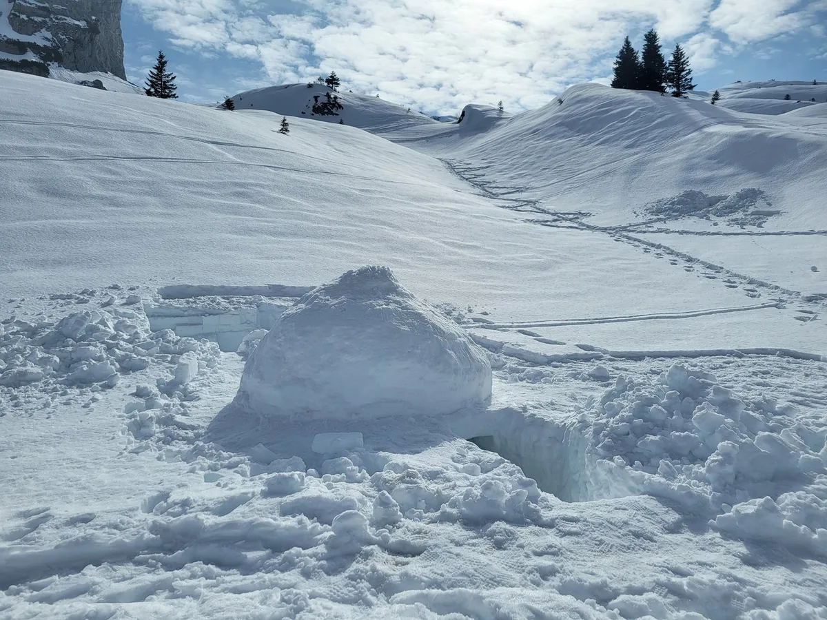 Iglu_und_Schneehöhle_hinten__2__Kopie Von Iglus, Schneehöhlen und Co.: Survival Kurs im Winter