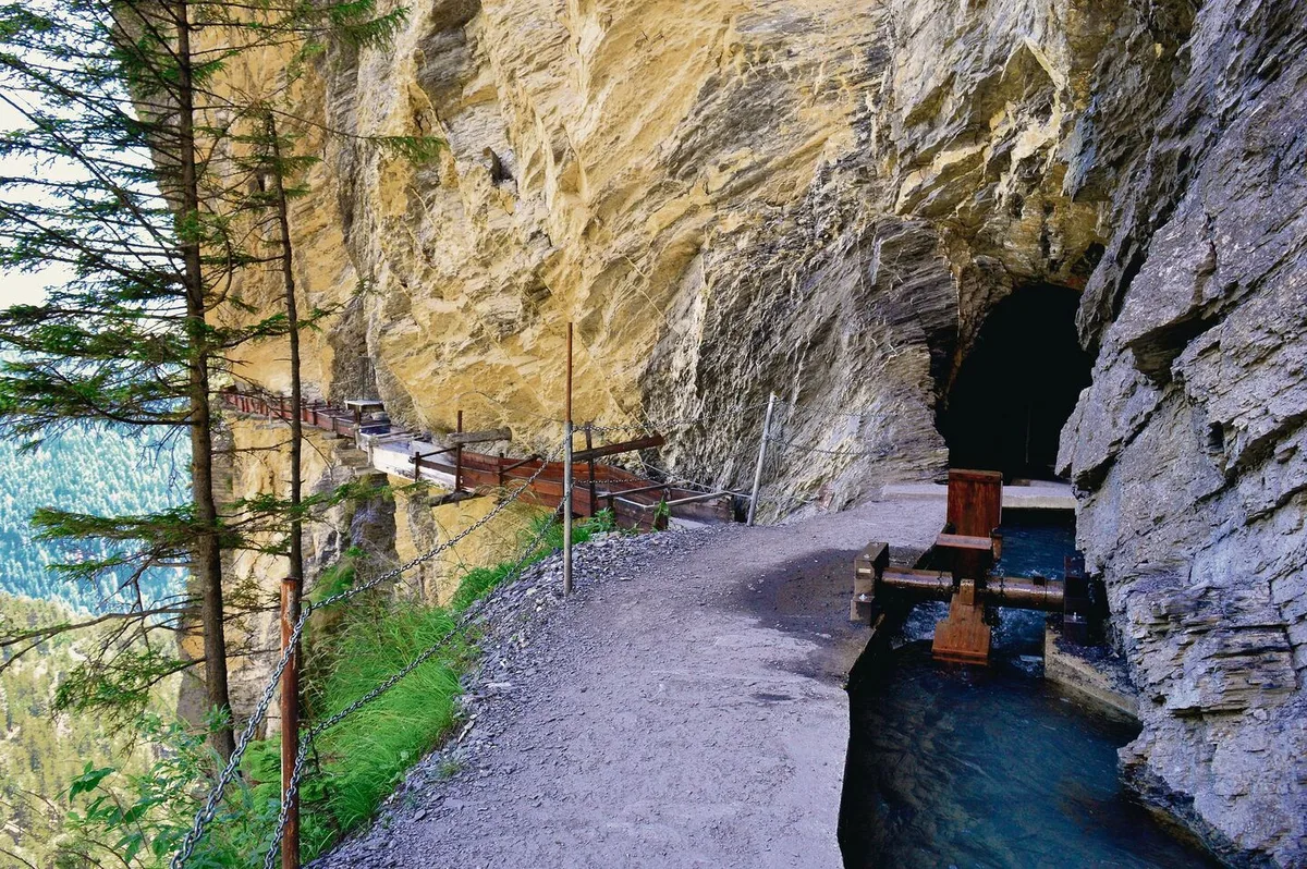42d6565c37cfc94948cf9c11c9acb8e26cdf5b73c195e3d23cc6798d907c9780 Die Bissen im Wallis sind ein Wunderwerk der frühen Ingenieurskunst.