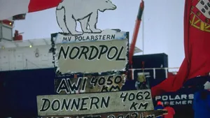 Im Winter is es am Nordpol komplett dunkel, es herrschen Temperaturen von -30 bis -40 Grad. Dieses Bild stammt von einer Expedition im September 1991.