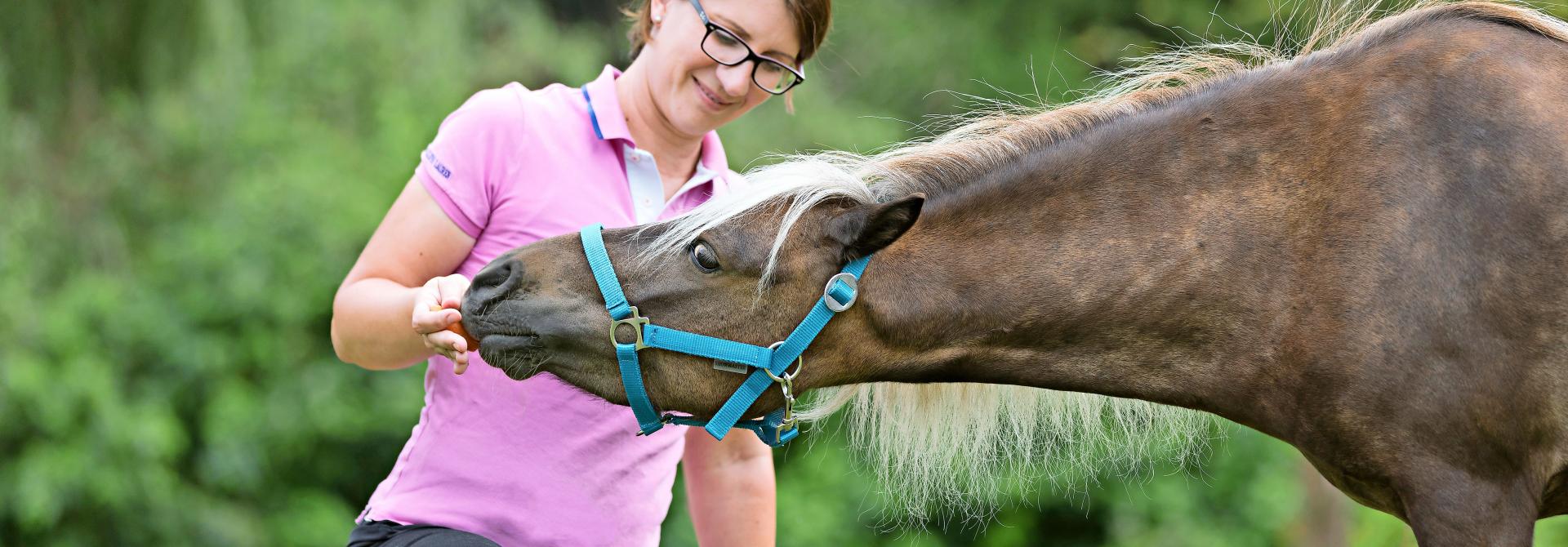 Frau macht mit Pferd Pilates