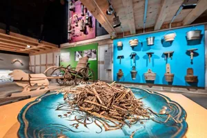 Wie der Titel bereits verrät, bietet die Ausstellung sogar echten Kuhmist mit Stroh.