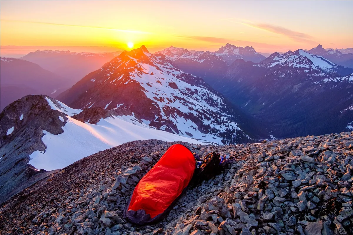 shutterstock_2388062203 Biwakieren in der Schweiz: Was ist erlaubt und was nicht?