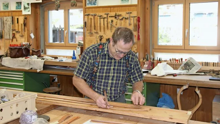 40cb55cecef091420dce520cdea0a49e4e519671 Hansruedi Blaser schneidet Riemen für ein Zaumzeug zu.