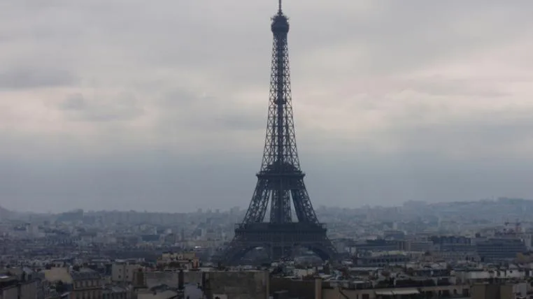1e5b00be4df487bdbd44b100da23ec5682aa408d Eiffelturm im Nebel