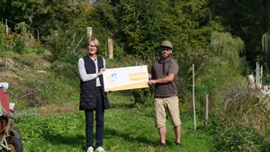 Marion Hostettler von der TierWelt übergibt Timo Jeutter den Gewinngutschein.