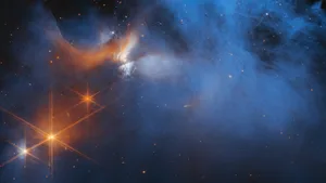 Dieses Bild der Nah-Infrarot-Kamera des James Webb-Weltraumteleskops zeigt die zentrale Region der dunklen Molekülwolke Chameleon I. Die Lichter der zahlreichen Hintergrundsterne sind als orangefarbene Punkte hinter der Wolke zu erkennen.
