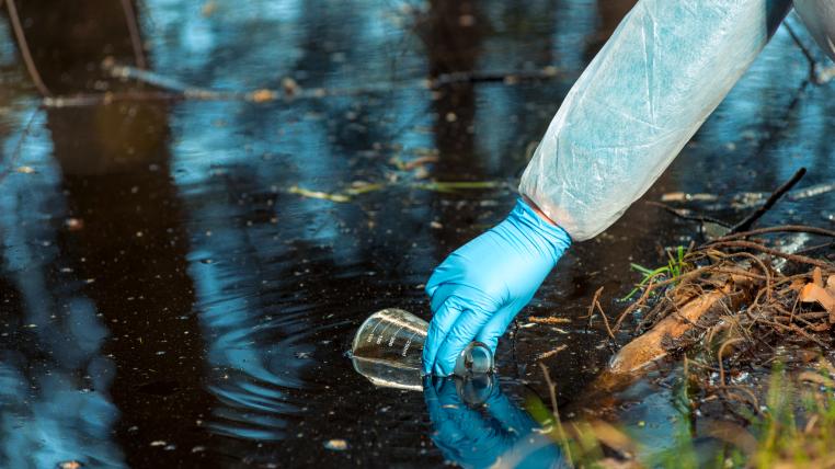 Klimaschuetzer nimmt Wasserprobe