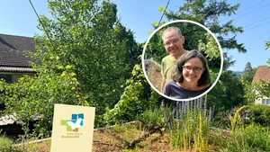 Maja und Oliver Hüftle haben auf dem Dach ihrer Einfahrt ein Insektenparadies mit ökologisch wertvollen Pflanzen geschaffen, um der Natur rund um ihr Haus mehr Raum zu geben.